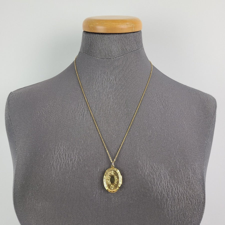 Vintage Gold Tone Etched Locket Pendant Necklace