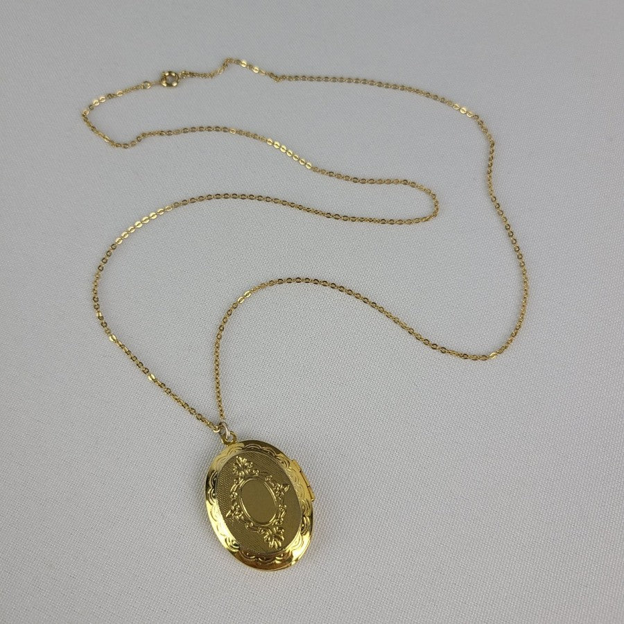 Vintage Gold Tone Etched Locket Pendant Necklace