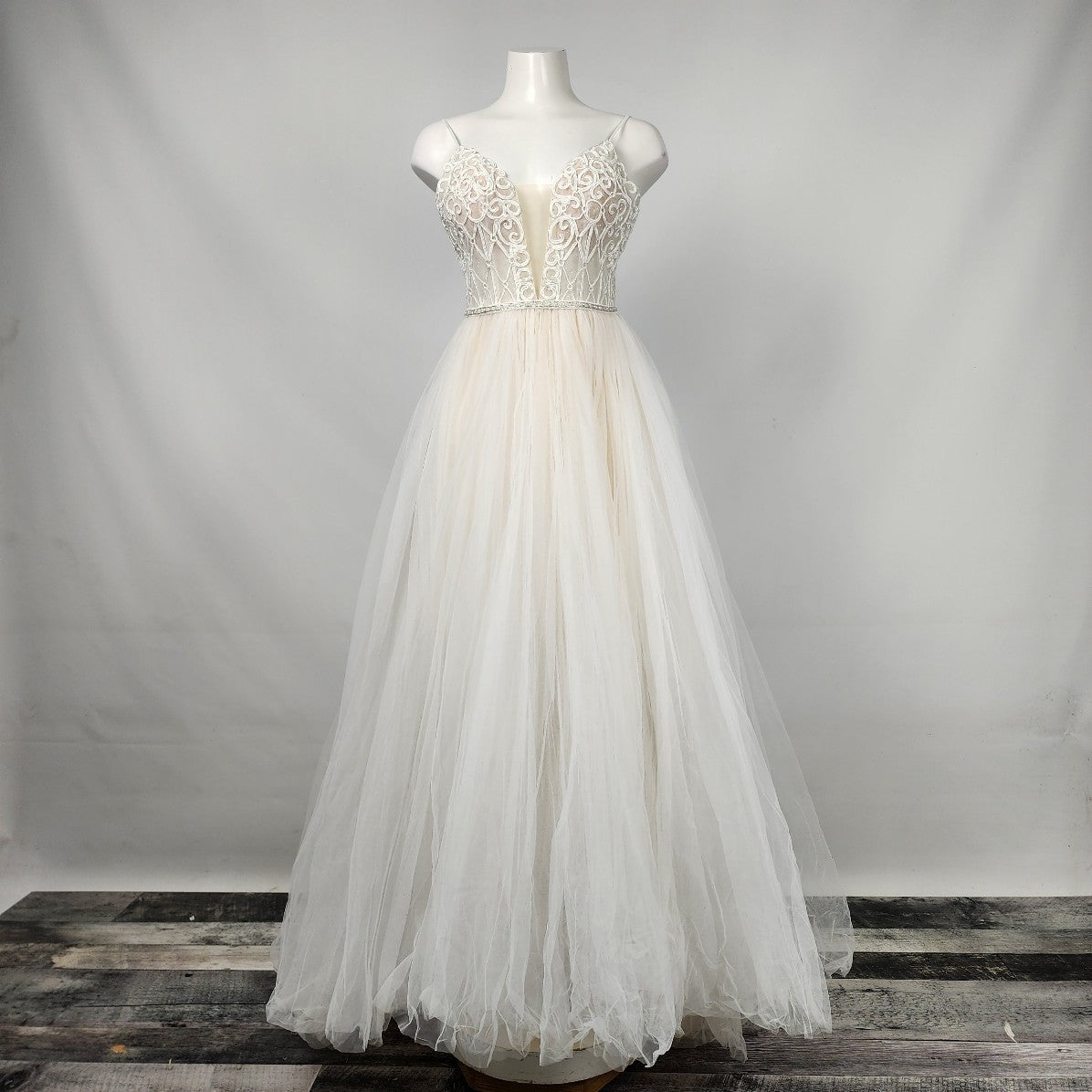 L'amour Calla Blanche LA8101 Ivory & Nude Lace Tule Wedding Gown Size 2