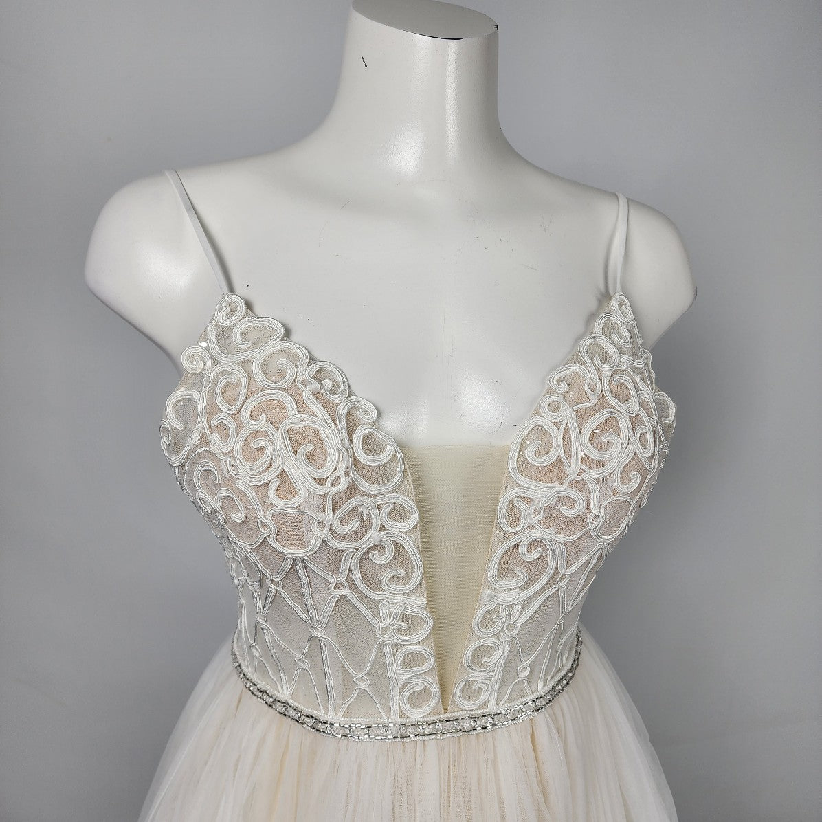 L'amour Calla Blanche LA8101 Ivory & Nude Lace Tule Wedding Gown Size 2