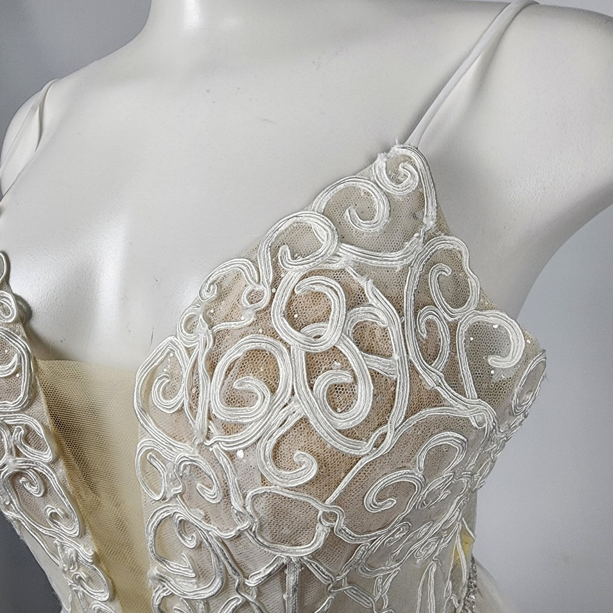 L'amour Calla Blanche LA8101 Ivory & Nude Lace Tule Wedding Gown Size 2