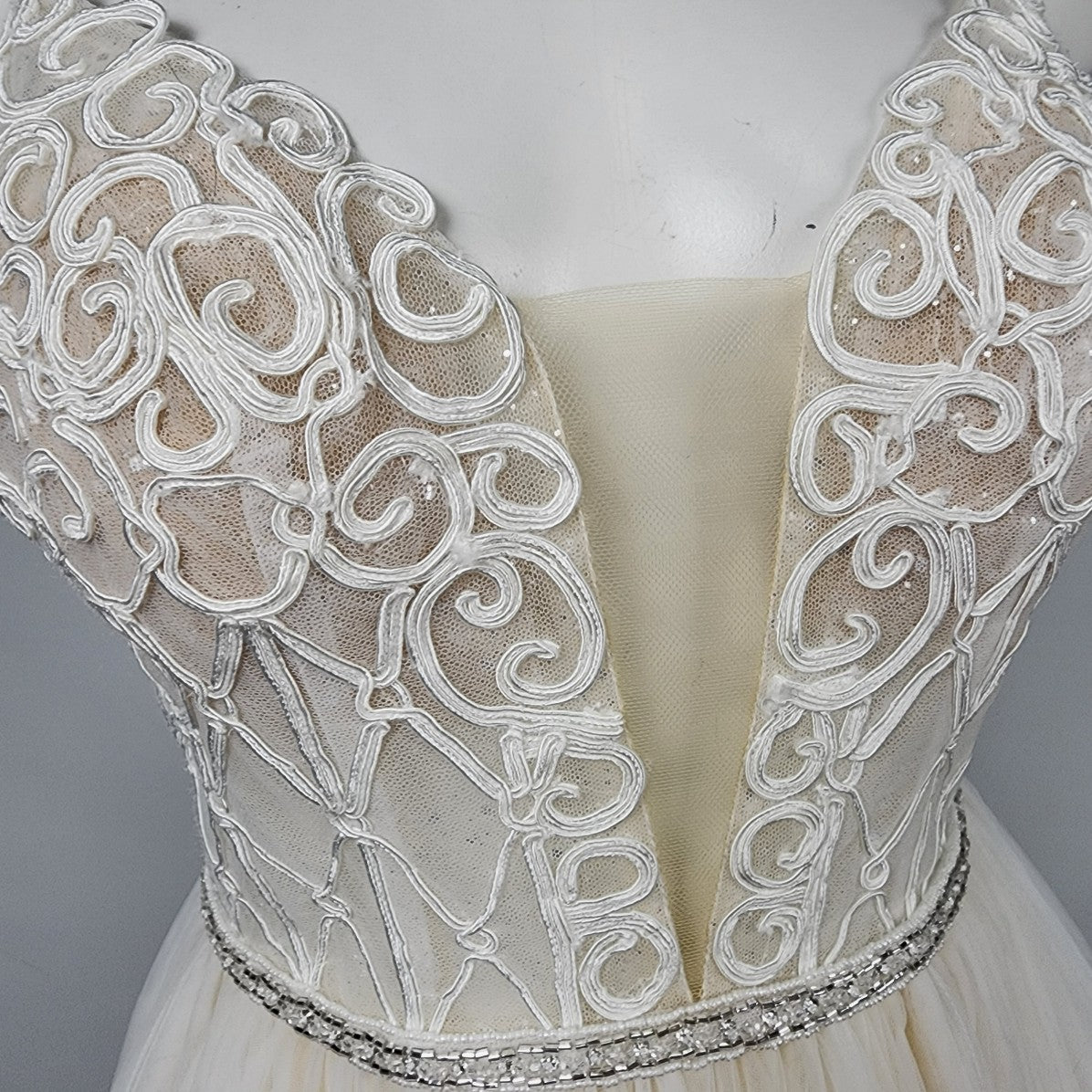 L'amour Calla Blanche LA8101 Ivory & Nude Lace Tule Wedding Gown Size 2