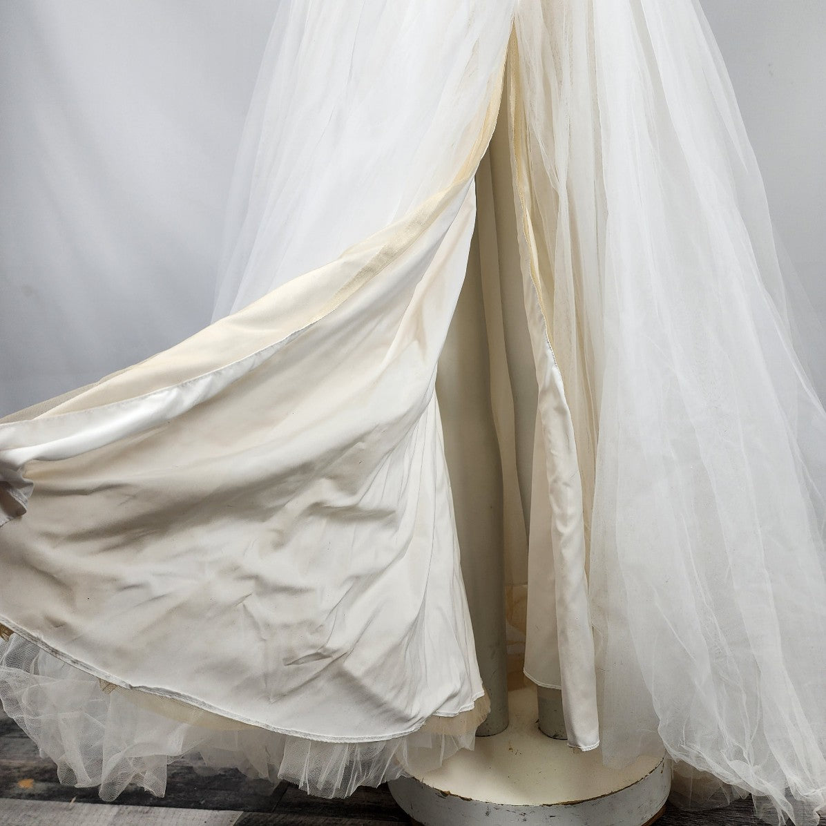L'amour Calla Blanche LA8101 Ivory & Nude Lace Tule Wedding Gown Size 2