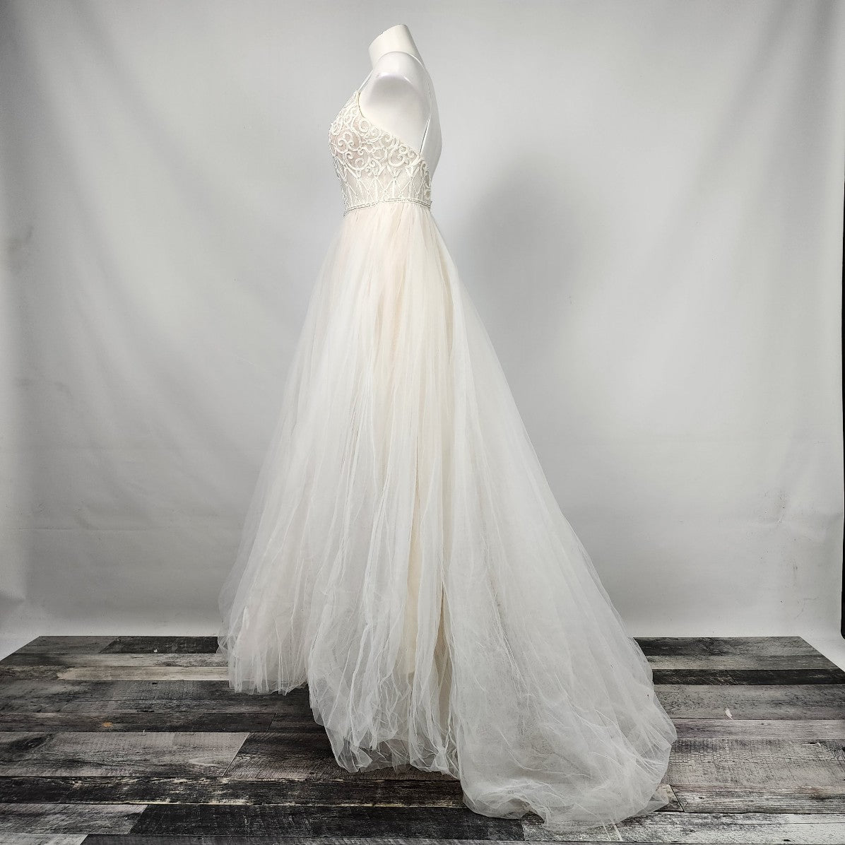 L'amour Calla Blanche LA8101 Ivory & Nude Lace Tule Wedding Gown Size 2