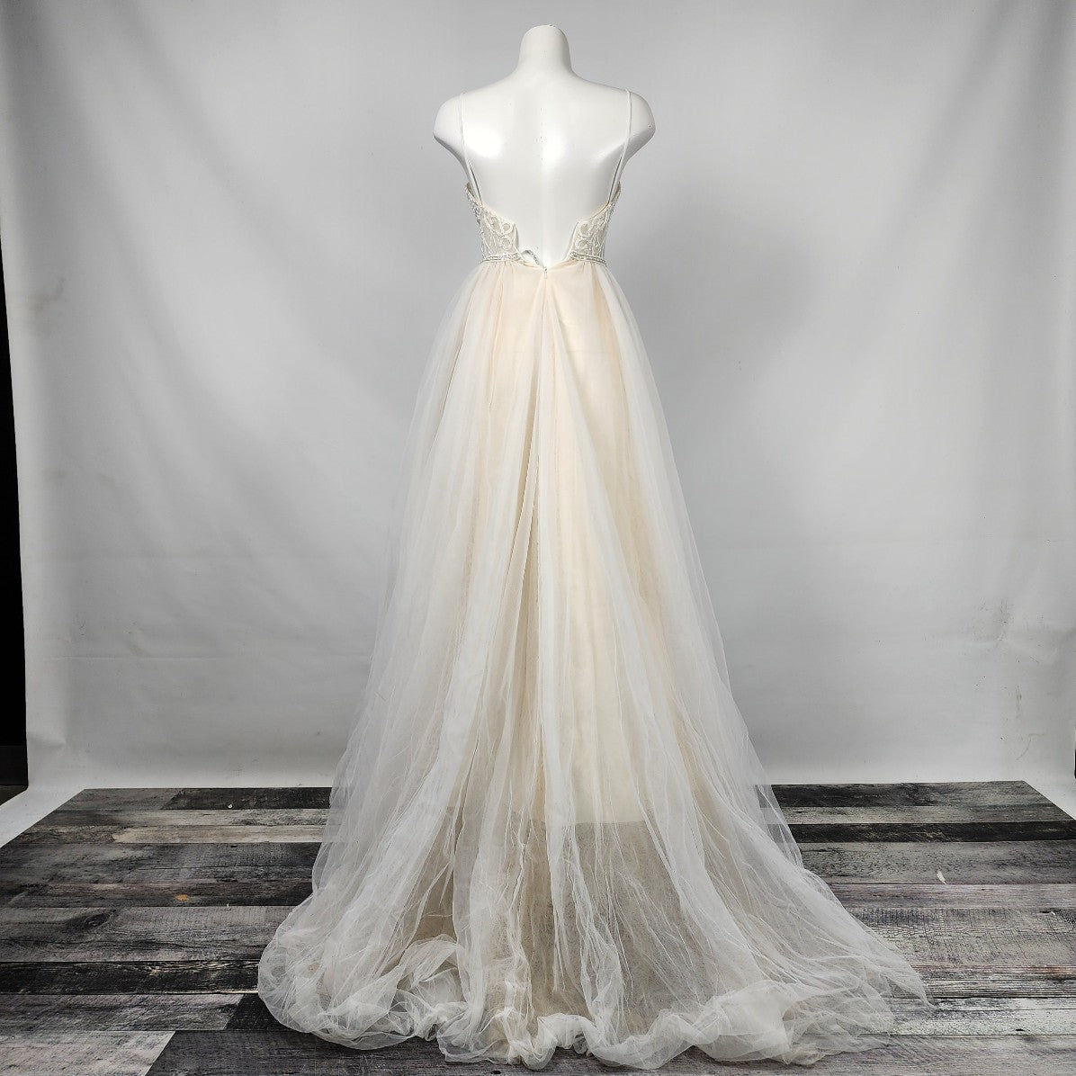 L'amour Calla Blanche LA8101 Ivory & Nude Lace Tule Wedding Gown Size 2