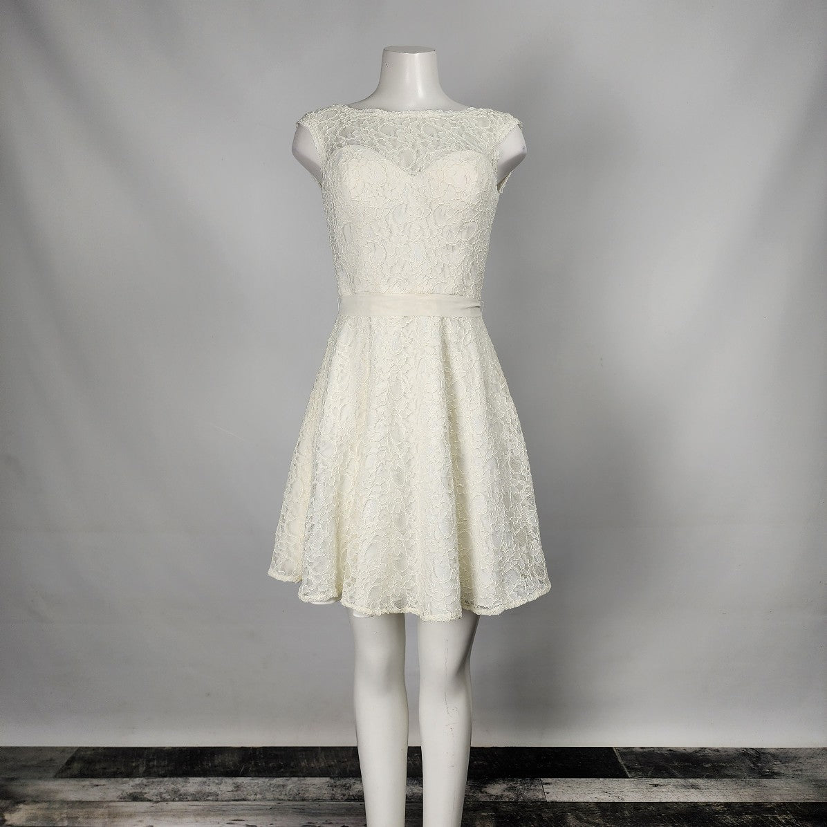 Mori Lee White Lace Fit & Flare Shorty Wedding Gown Size S/M