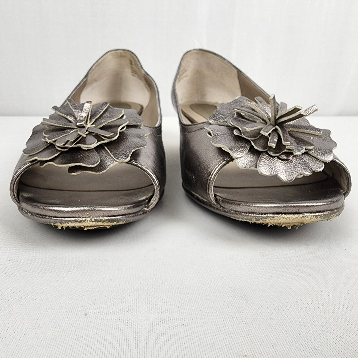 Naturalizer Silver Leather Flower Detail Low Heel Peep Toe Shoes Size 9