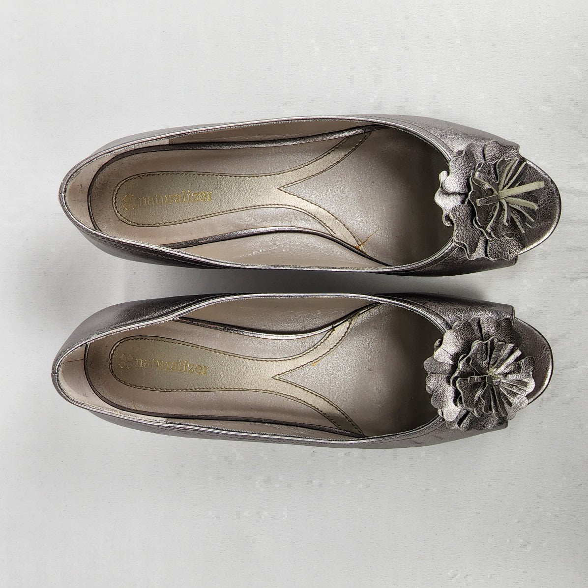 Naturalizer Silver Leather Flower Detail Low Heel Peep Toe Shoes Size 9