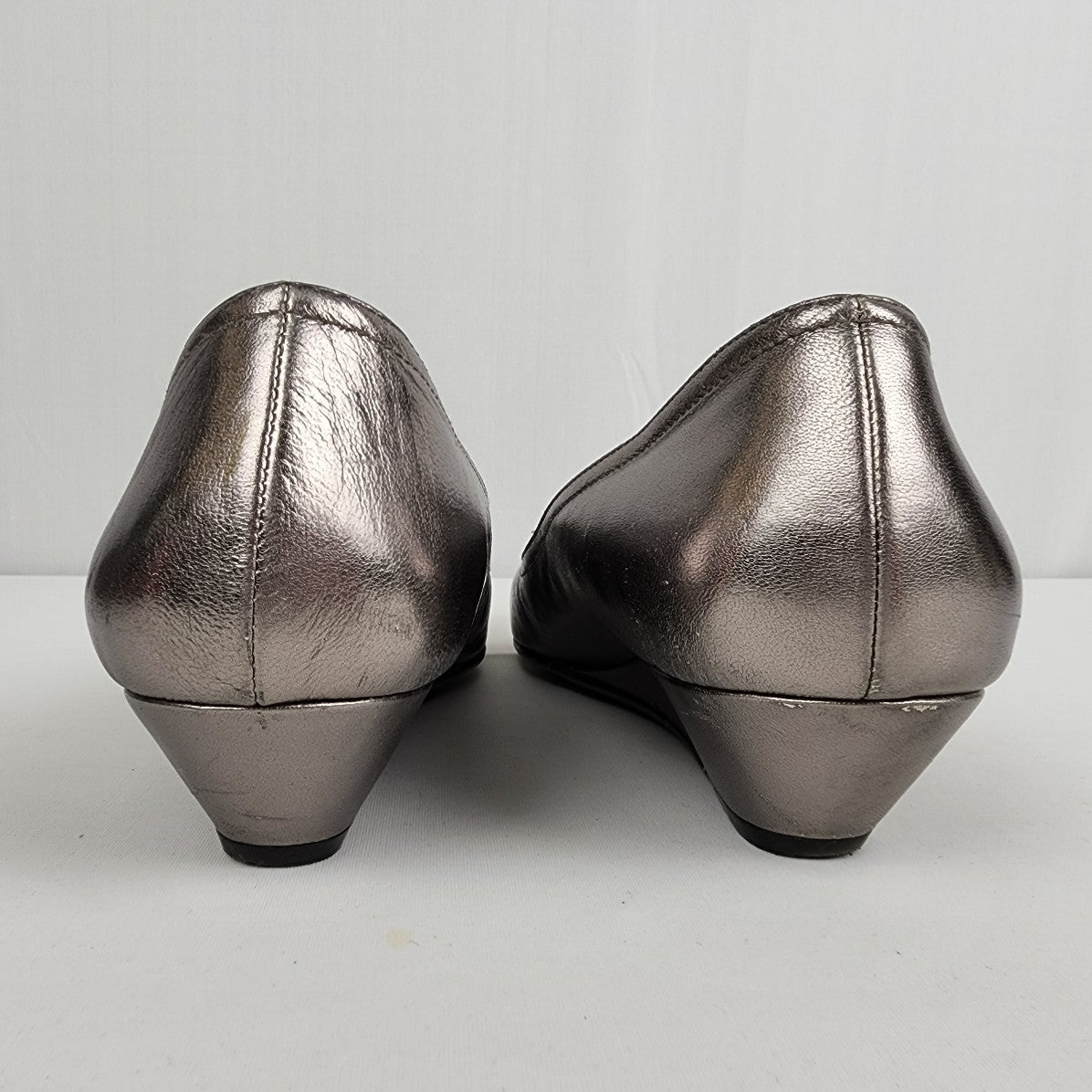 Naturalizer Silver Leather Flower Detail Low Heel Peep Toe Shoes Size 9