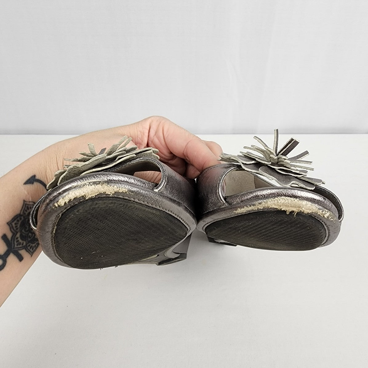 Naturalizer Silver Leather Flower Detail Low Heel Peep Toe Shoes Size 9