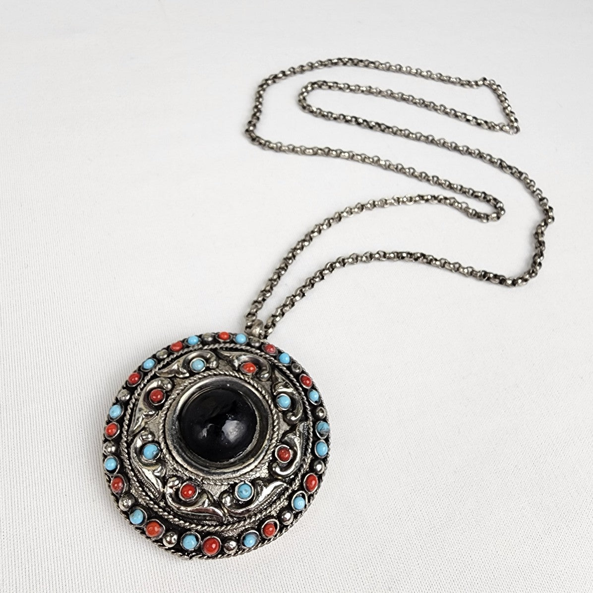 Vintage Black Stone Medalion Silver Pendant Necklace
