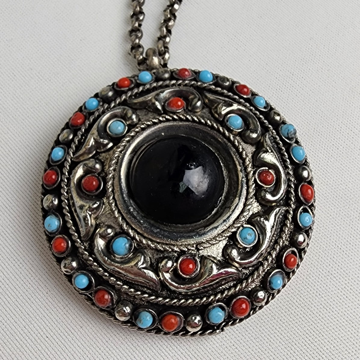 Vintage Black Stone Medalion Silver Pendant Necklace
