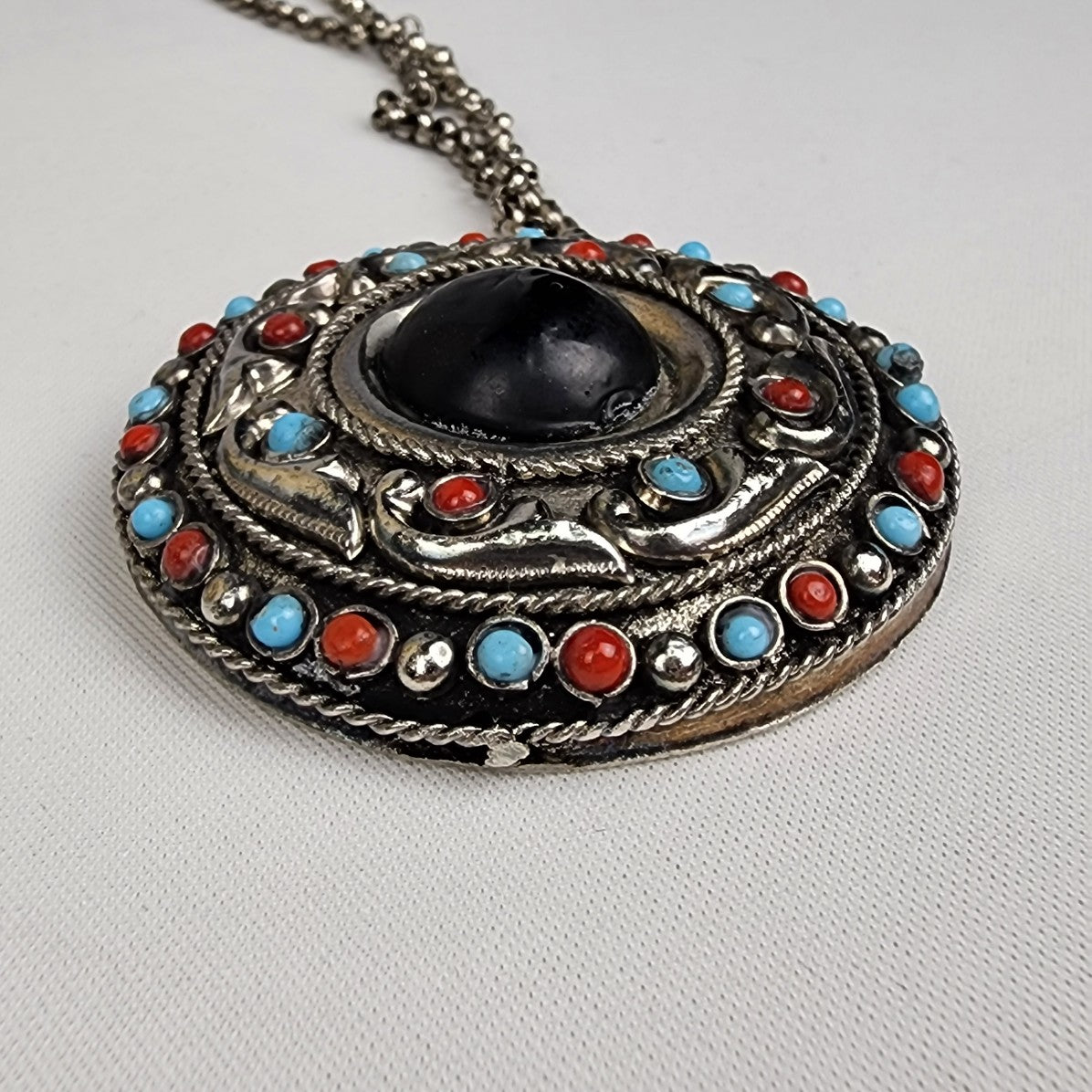 Vintage Black Stone Medalion Silver Pendant Necklace