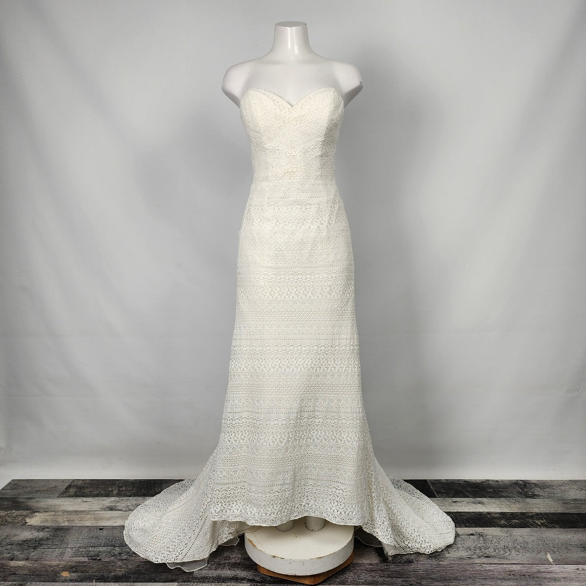 Symphony Of Venus Ivory Lace Wedding Gown Size S