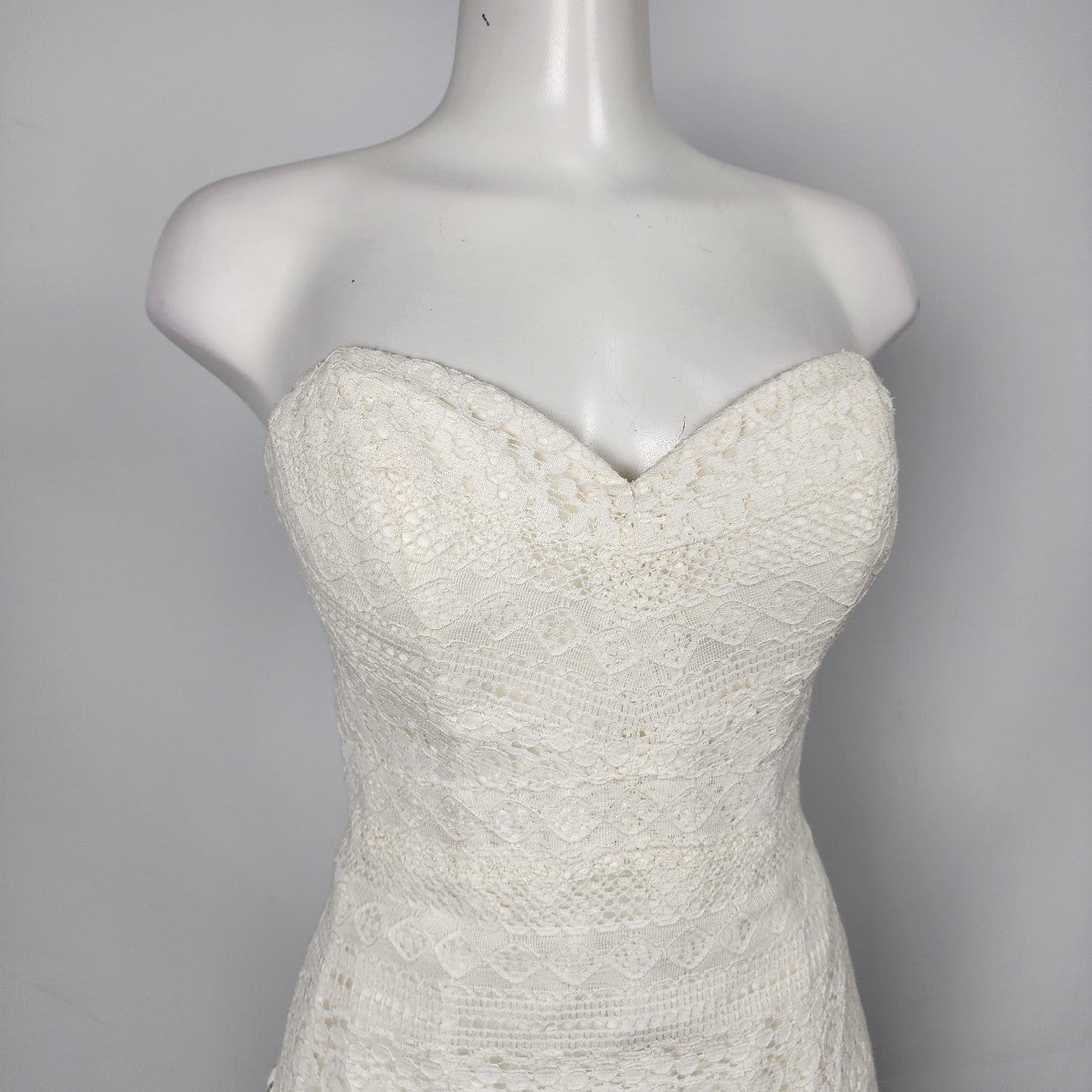 Symphony Of Venus Ivory Lace Wedding Gown Size S