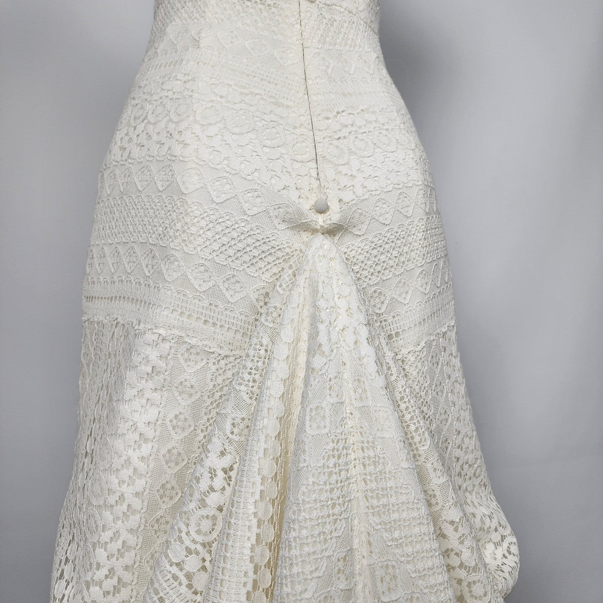 Symphony Of Venus Ivory Lace Wedding Gown Size S