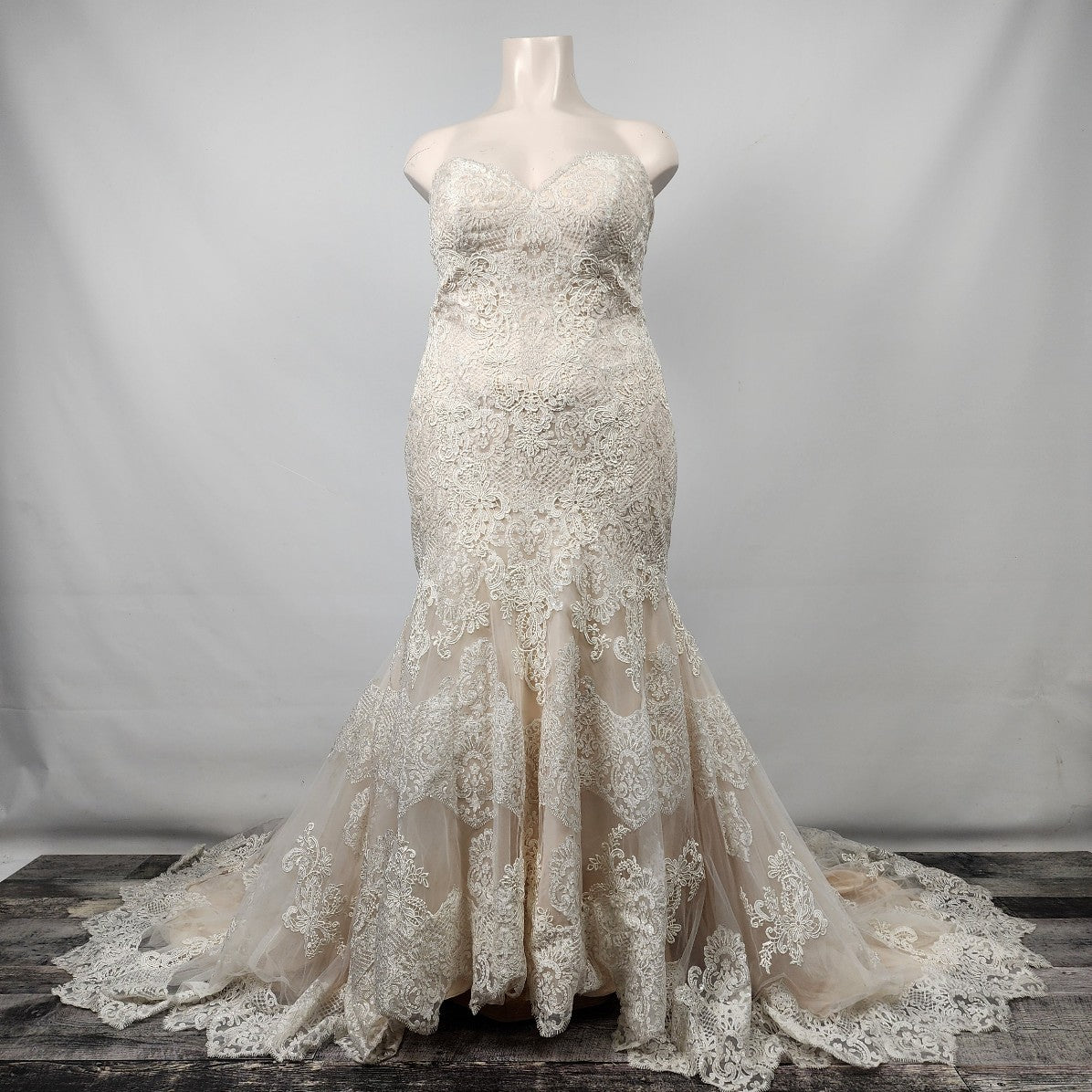 Allure Bridals 9407 Ivory Lace Mermaid Wedding Gown Size 1x-2x