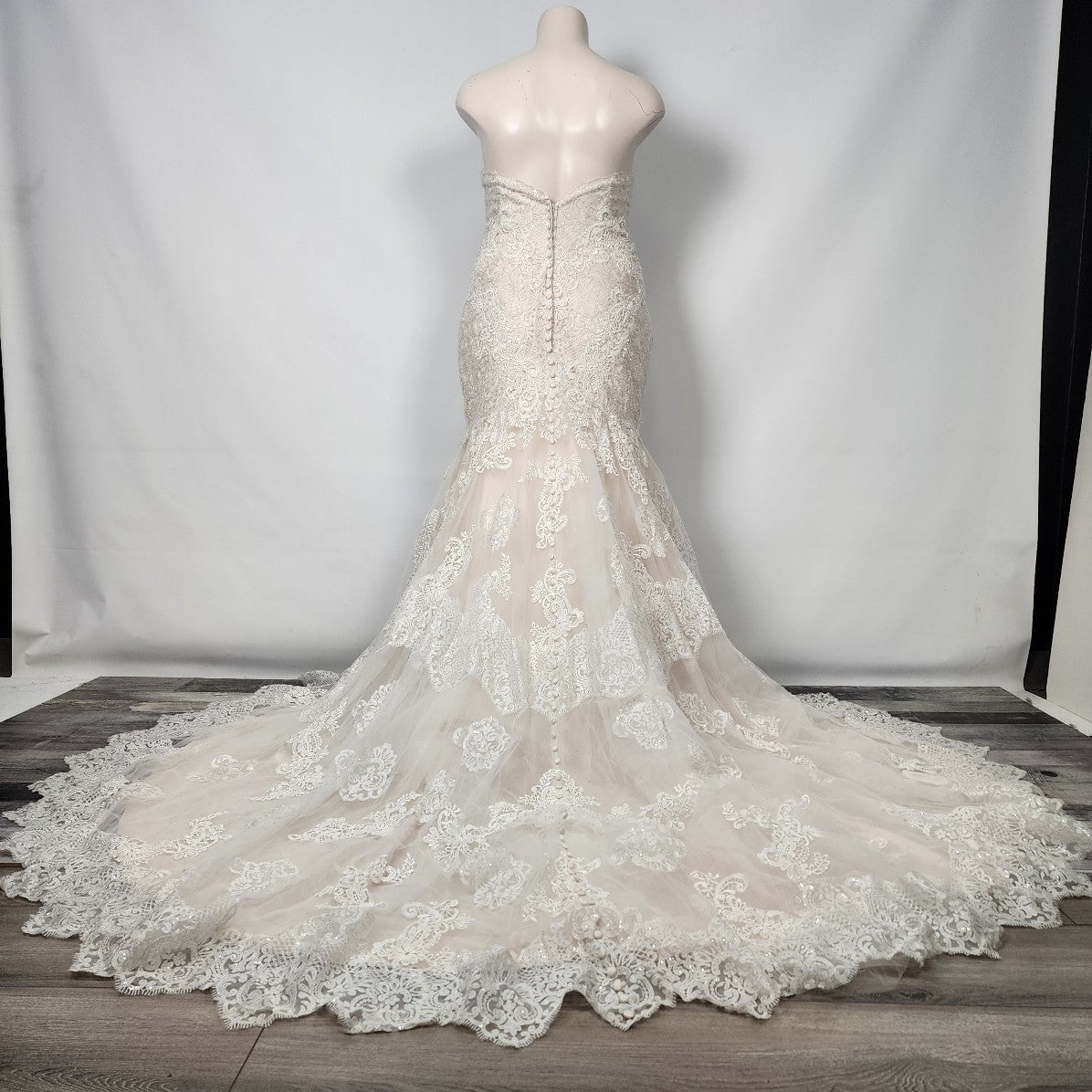 Allure Bridals 9407 Ivory Lace Mermaid Wedding Gown Size 1x-2x