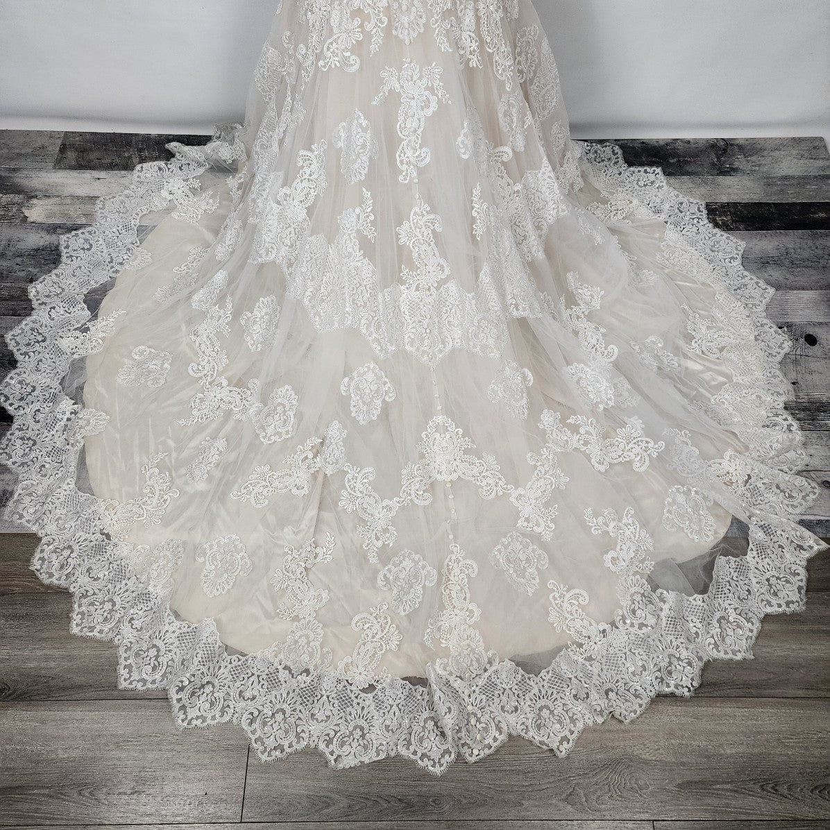 Allure Bridals 9407 Ivory Lace Mermaid Wedding Gown Size 1x-2x