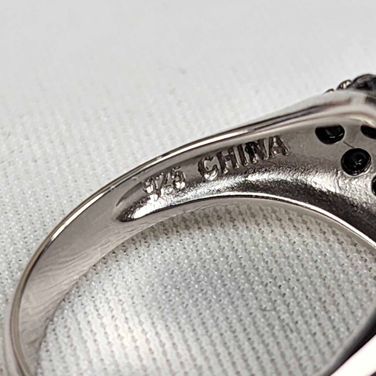 925 Sterling Silver Black Crystal Studded Ring Size 8