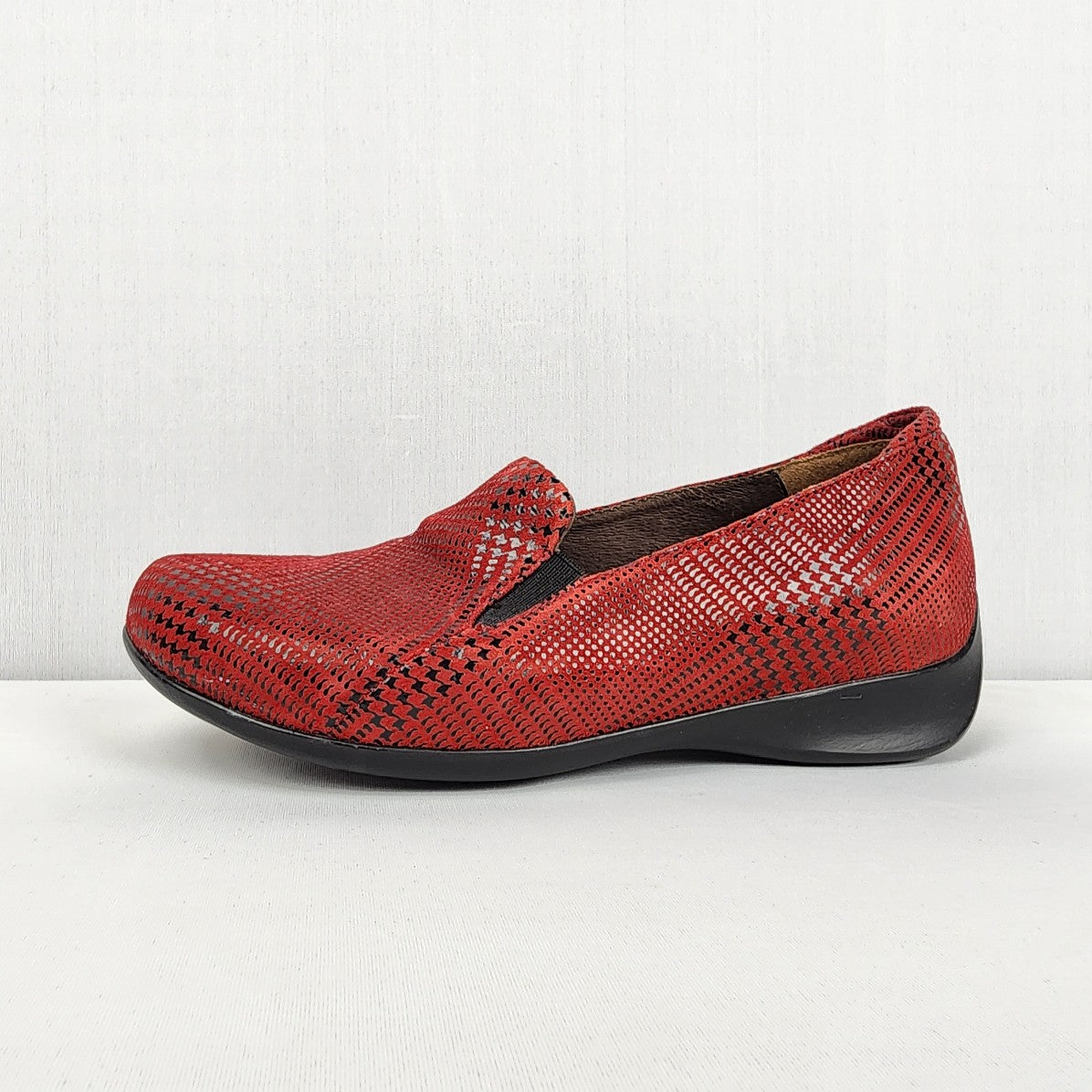 Wolky Red Plaid Leather Loafer Shoes Size 7.5