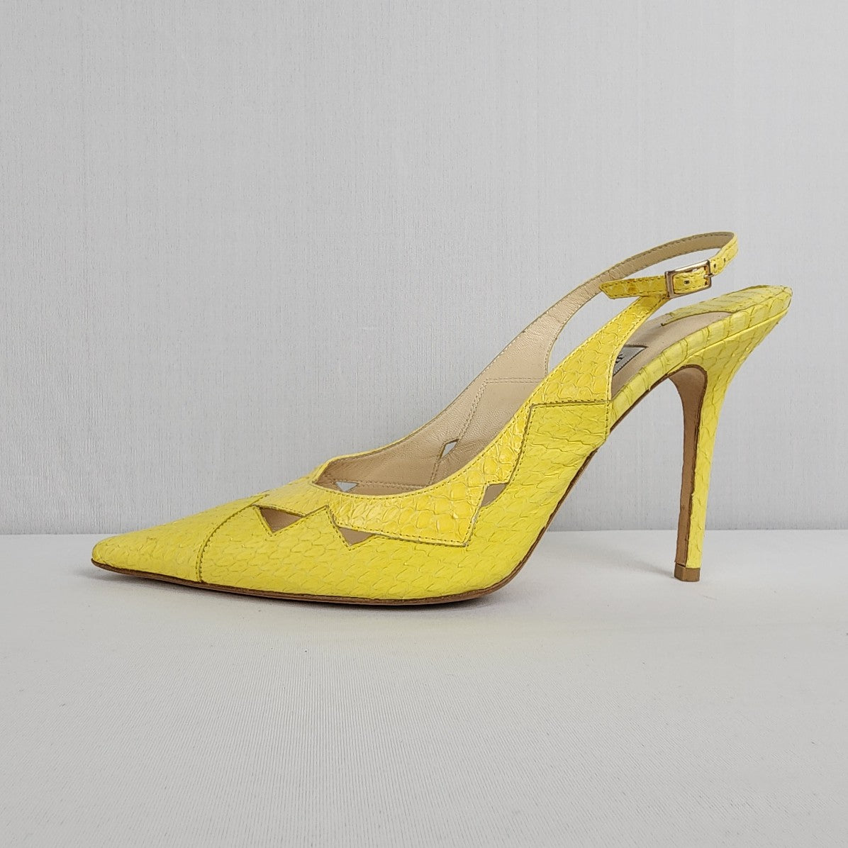 Yellow pumps deals size 9