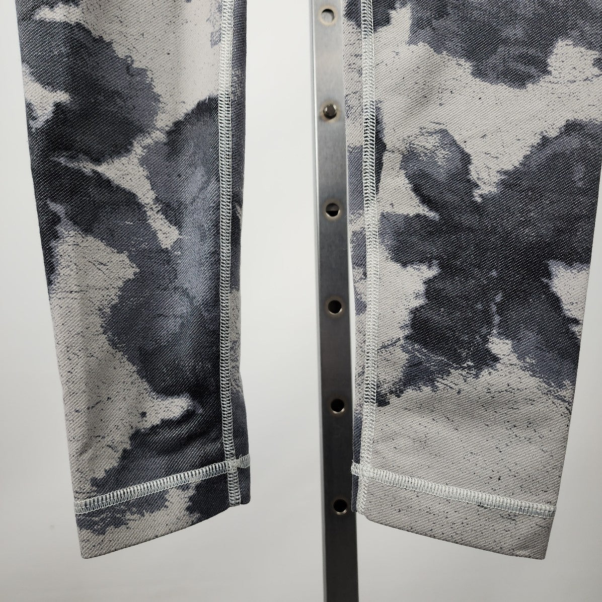 Lululemon Grey Floral Platoon Silver Spoon Wunder Under Leggings Size 6