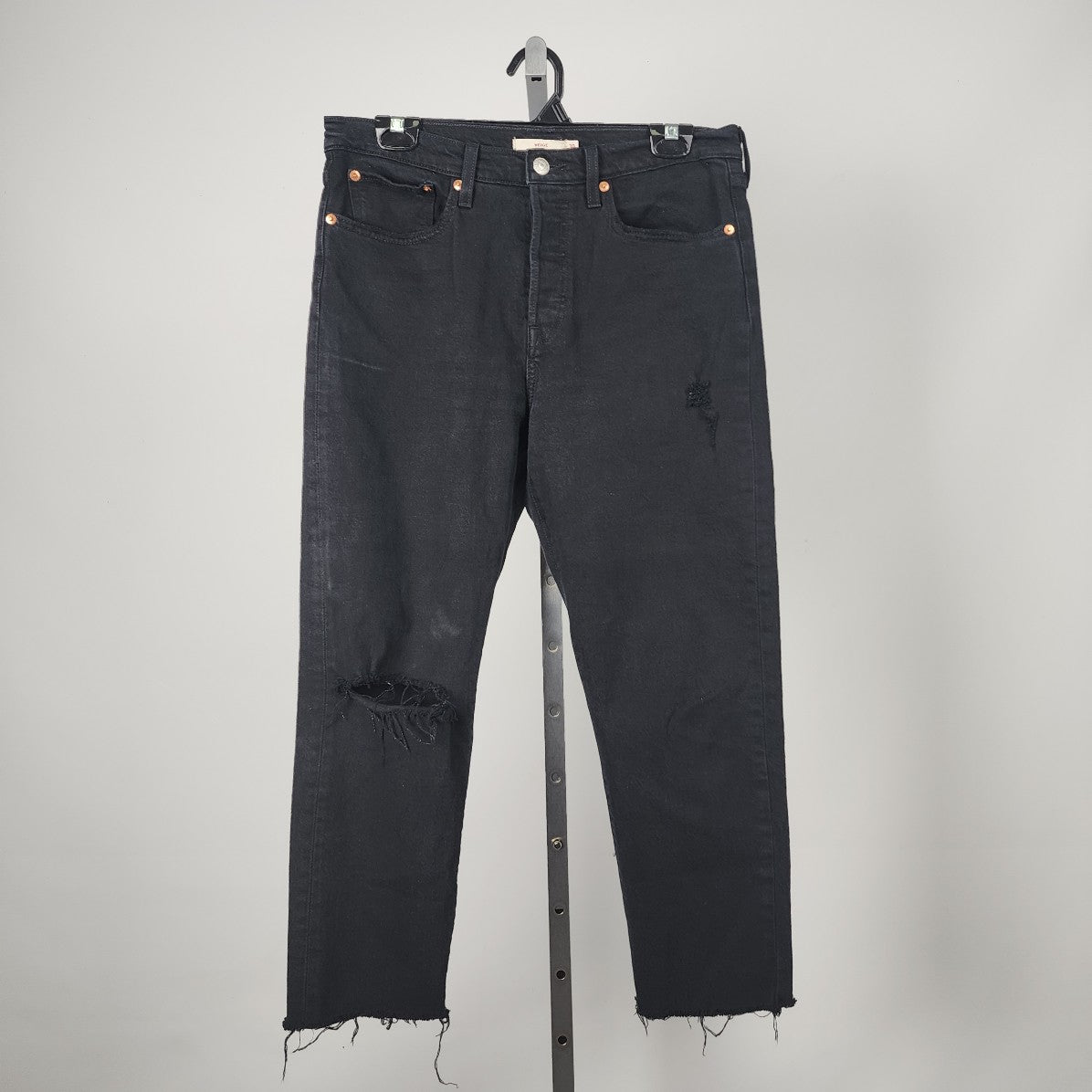 Levis Wedgie Black Cropped Raw Hem Jeans Size 30