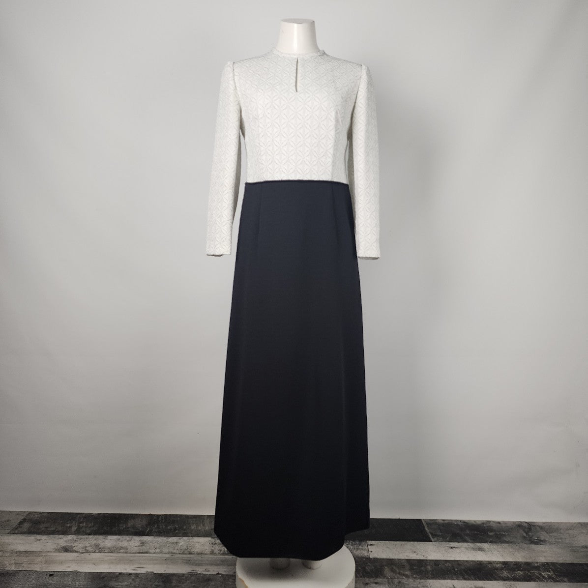 Vintage Metallic White & Black Long Sleeve Event Gown Size M