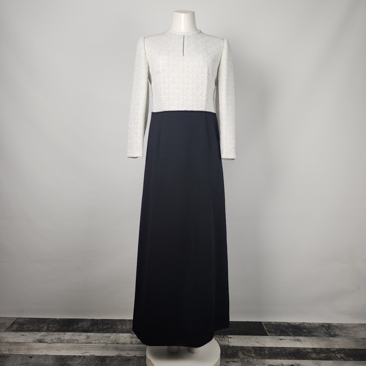 Vintage Metallic White & Black Long Sleeve Event Gown Size M