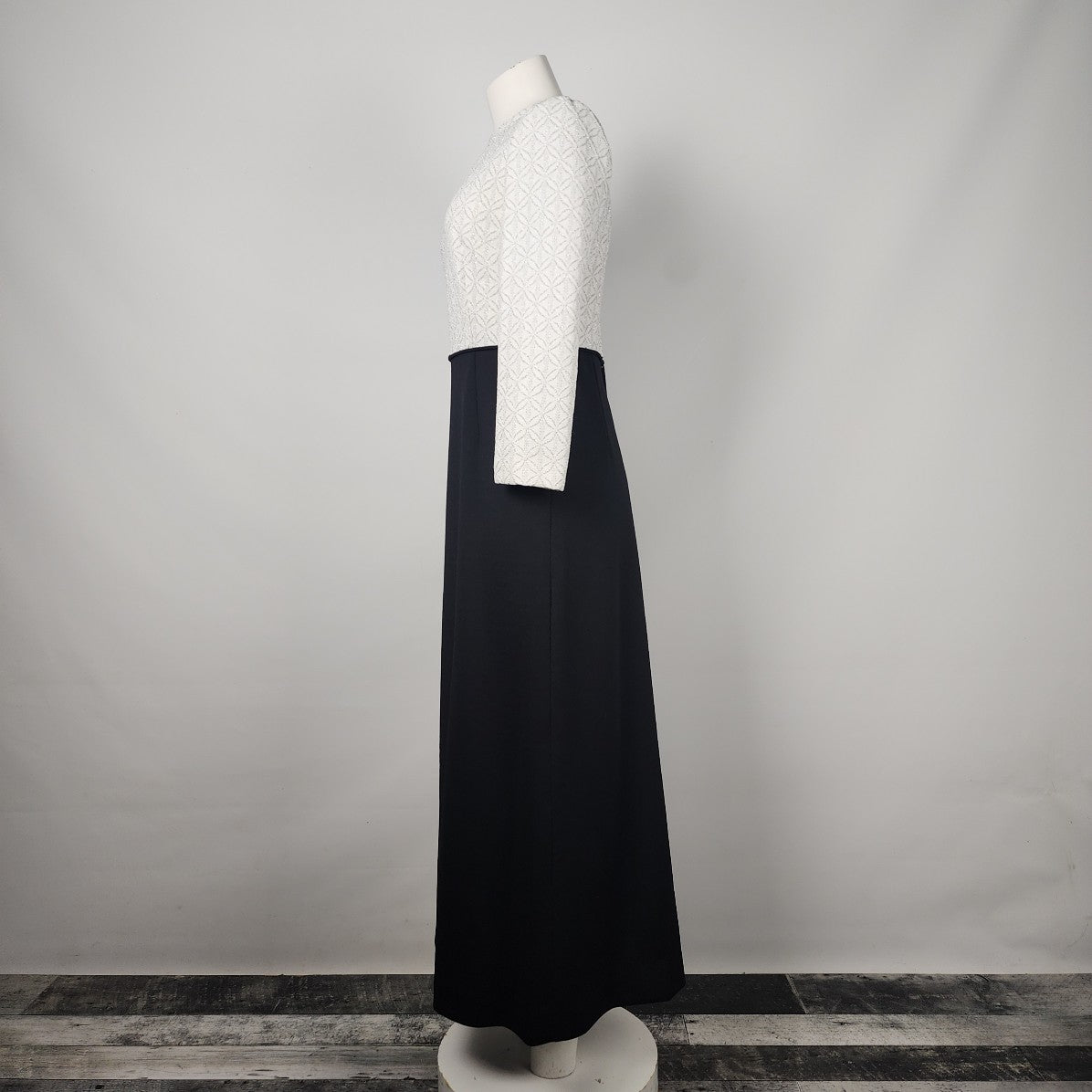 Vintage Metallic White & Black Long Sleeve Event Gown Size M