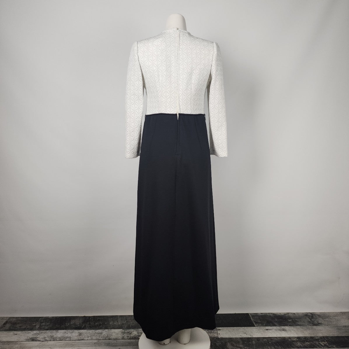 Vintage Metallic White & Black Long Sleeve Event Gown Size M