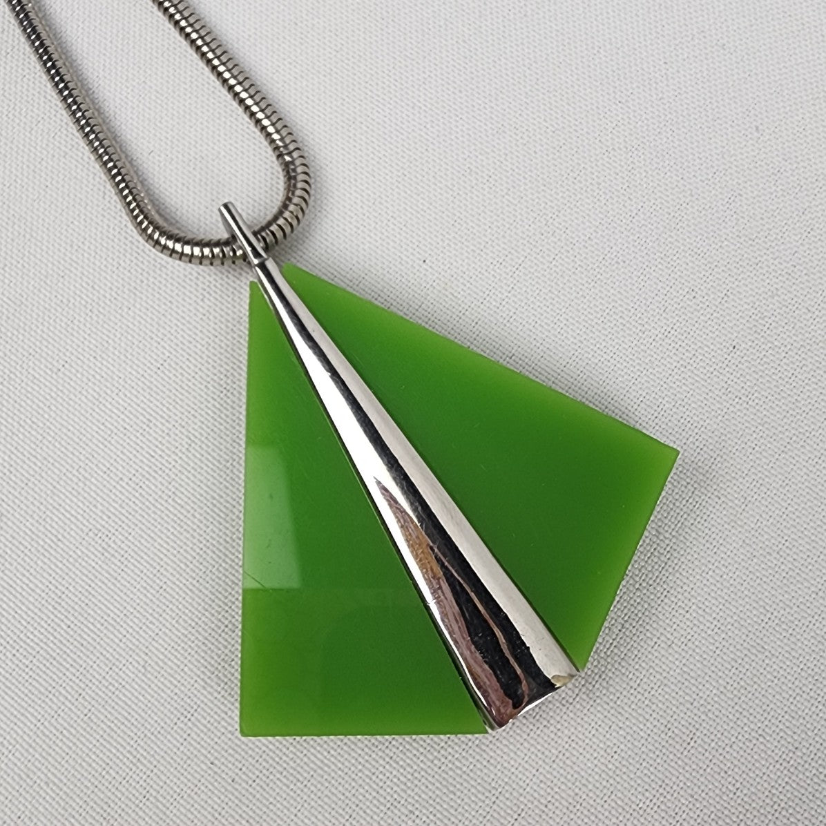 Vintage 70s Celebrity Green Lucite Pendant Snake Chain Necklace