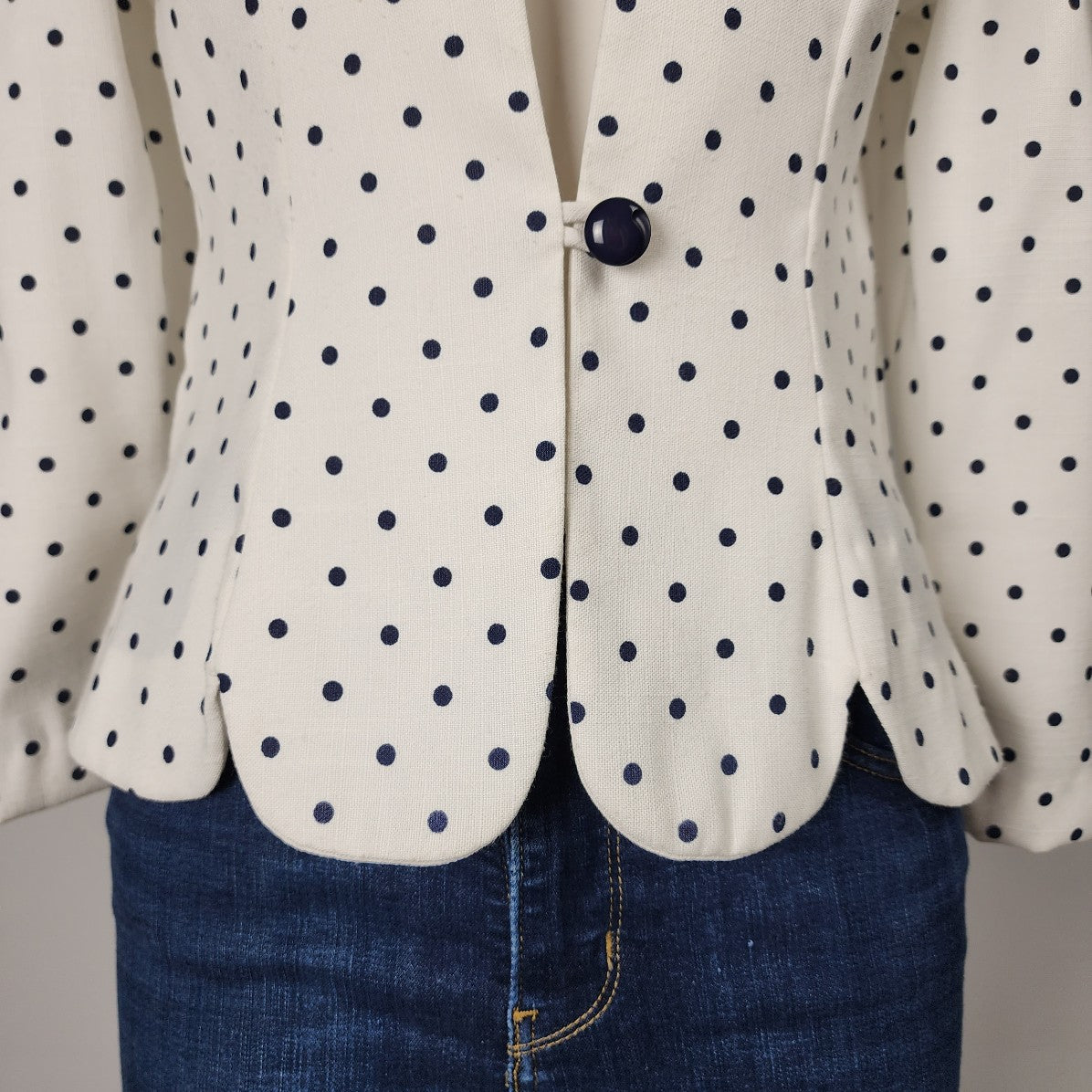 Vintage White Polka Dot Scalloped Bottom Button Up Blazer Size 8