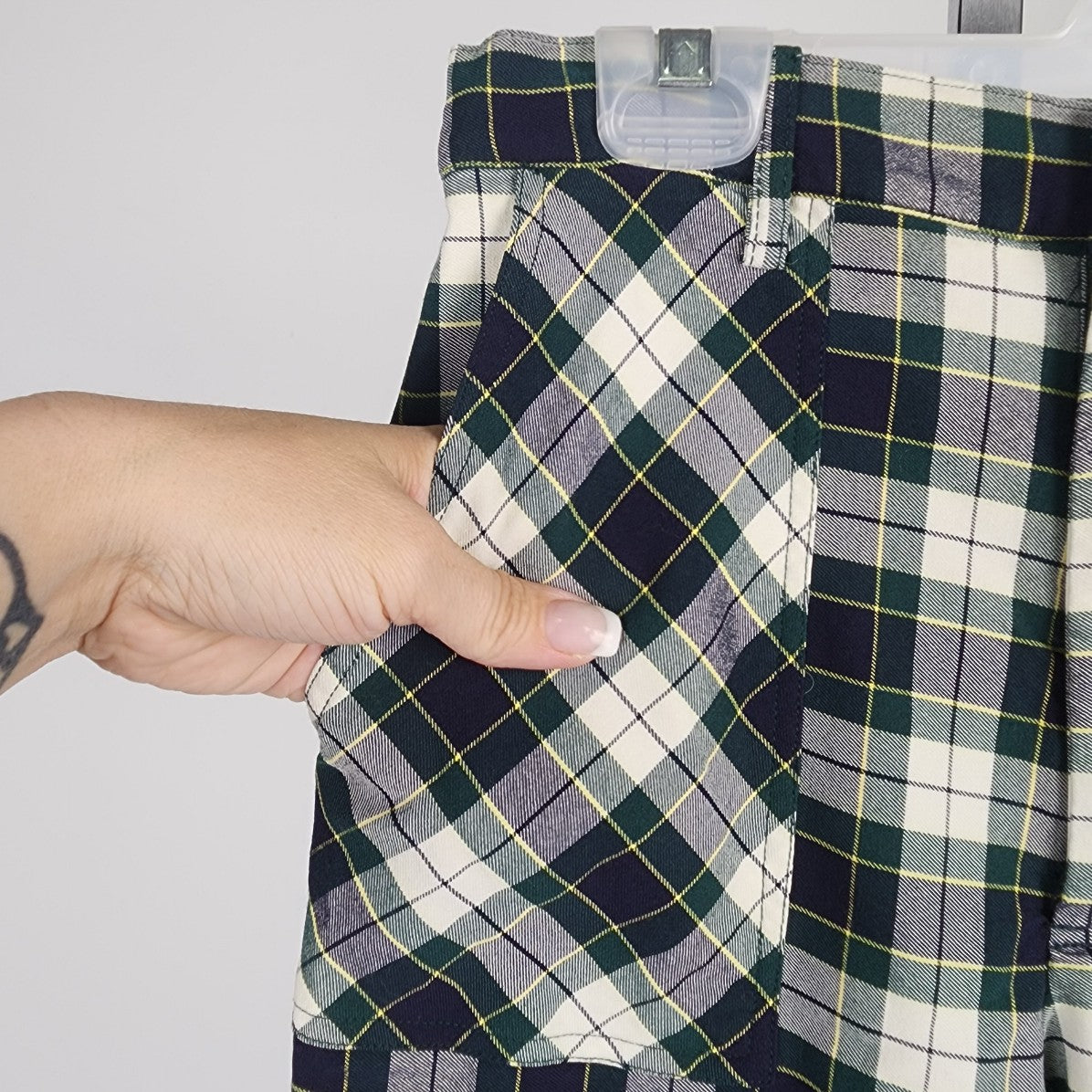 Urban Outfitters Green Plaid Tartan Cropped Pants Size 2
