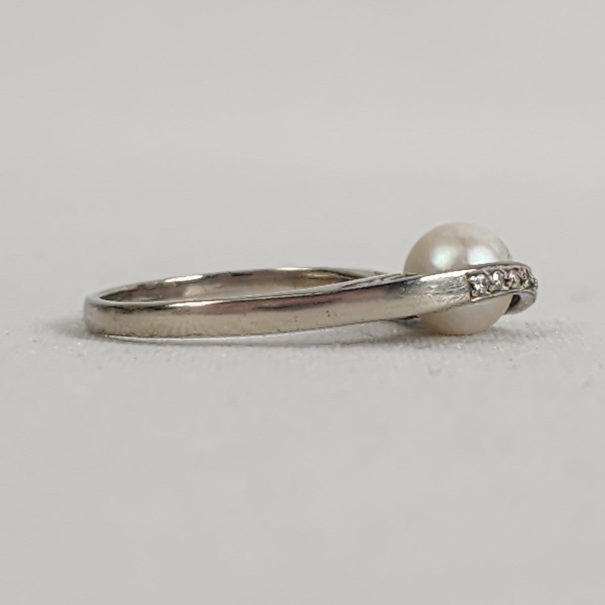 10K White Gold Diamond & Pearl Chanel Ring Size 7.5