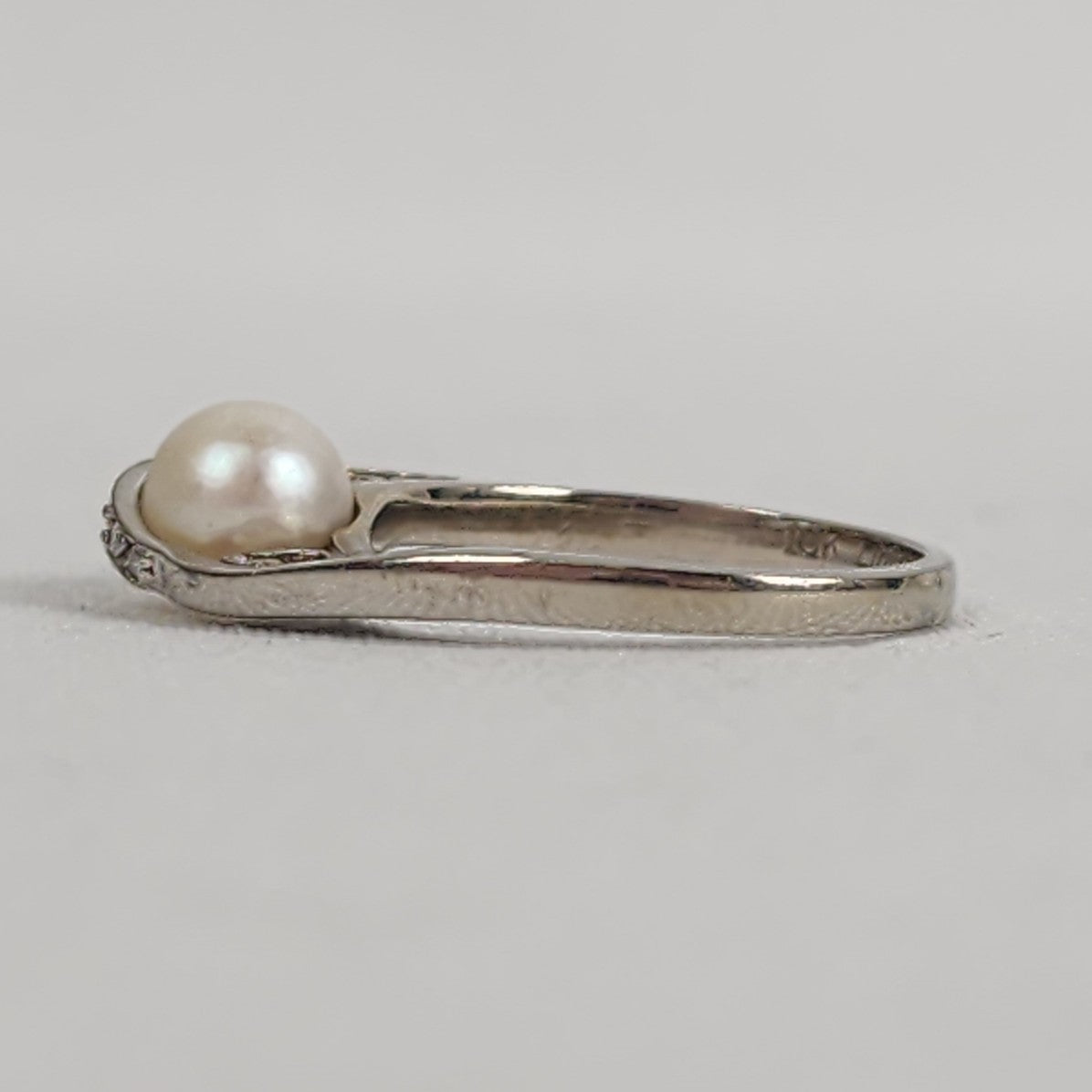 10K White Gold Diamond & Pearl Chanel Ring Size 7.5