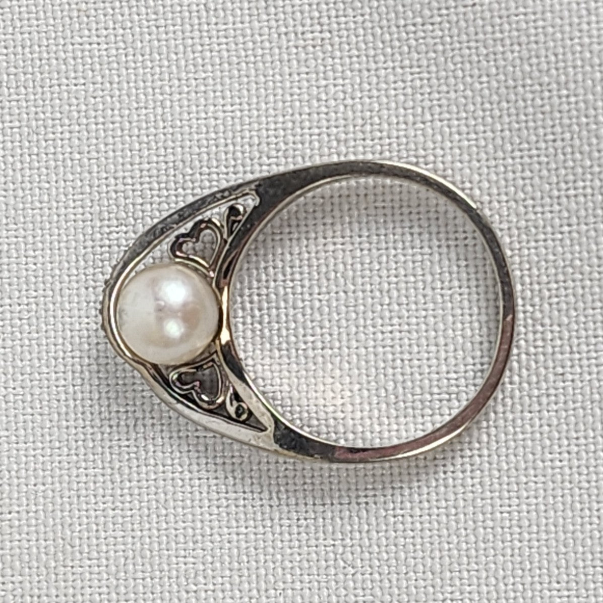 10K White Gold Diamond & Pearl Chanel Ring Size 7.5