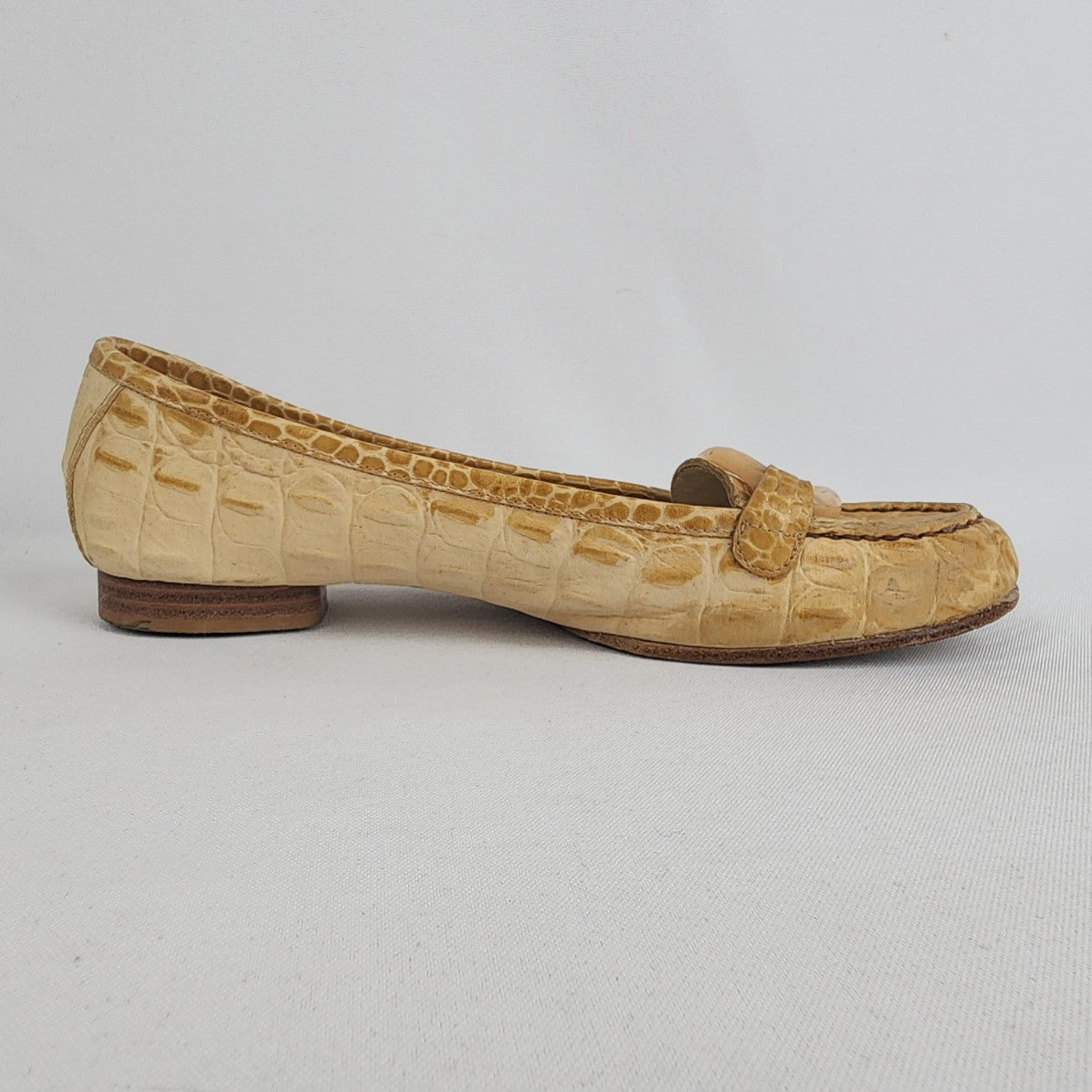 Stuart Weitzman Croc Cream Leather Tortoise Buckle Loafers Size 6.5
