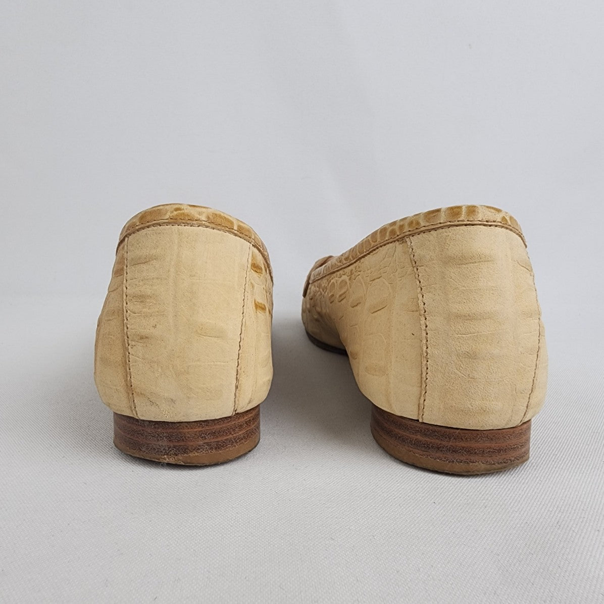 Stuart Weitzman Croc Cream Leather Tortoise Buckle Loafers Size 6.5