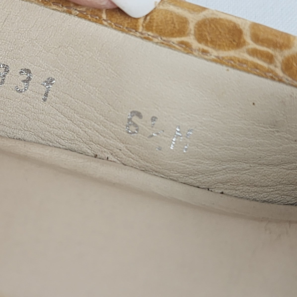 Stuart Weitzman Croc Cream Leather Tortoise Buckle Loafers Size 6.5