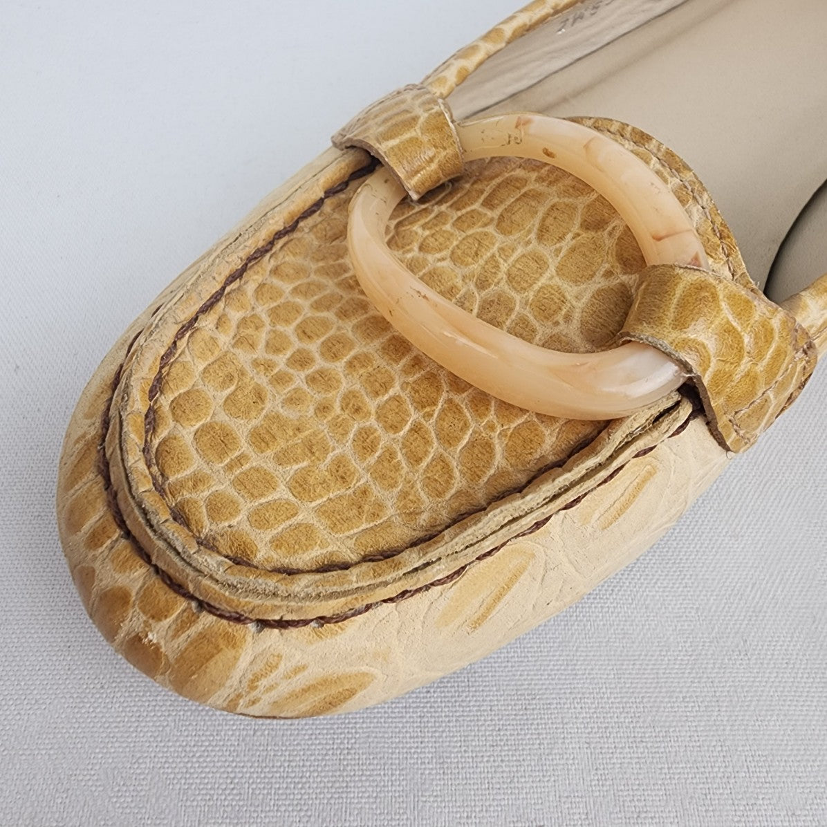 Stuart Weitzman Croc Cream Leather Tortoise Buckle Loafers Size 6.5