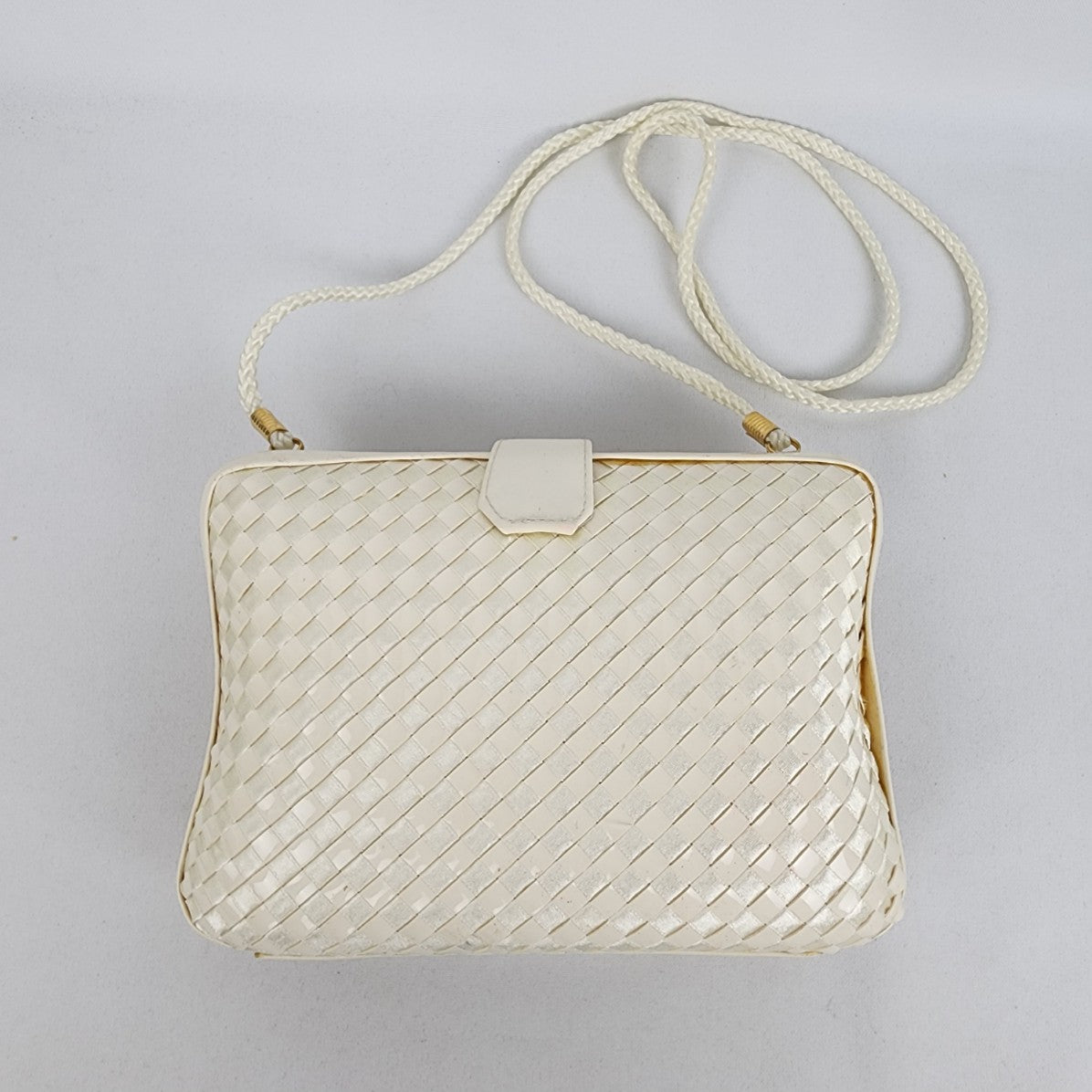 Vintage Cream Woven Hard Schell Clutch Purse