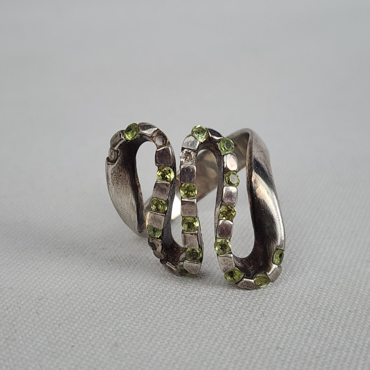 925 Sterling Silver Green Gemstone Wavy Ring Size 9