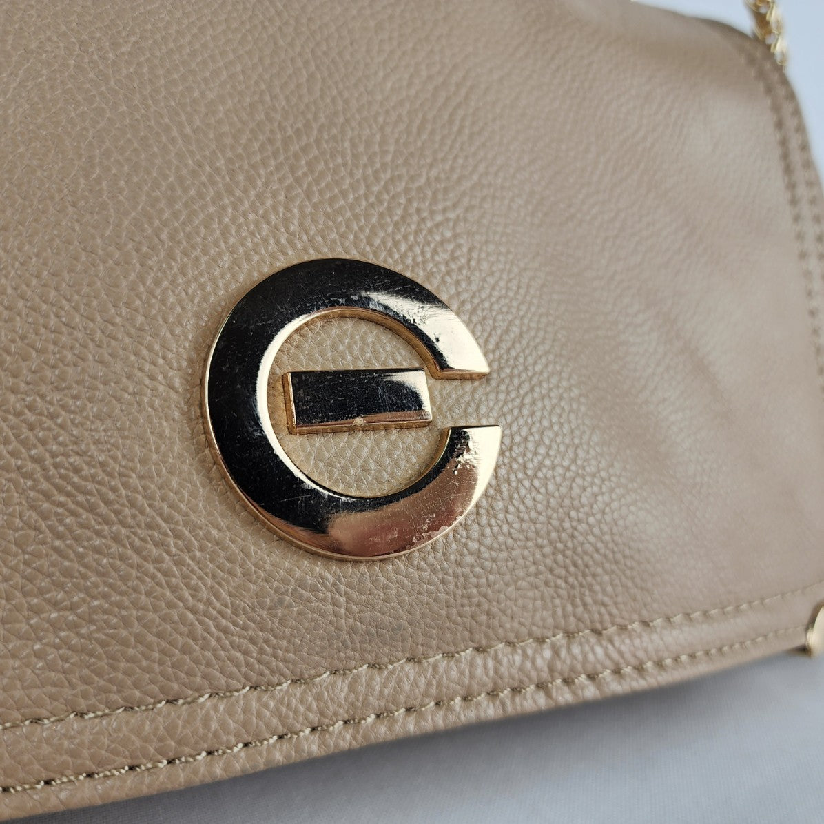 Elizabeth Grant Cream Vegan Leather Shoulder Purse