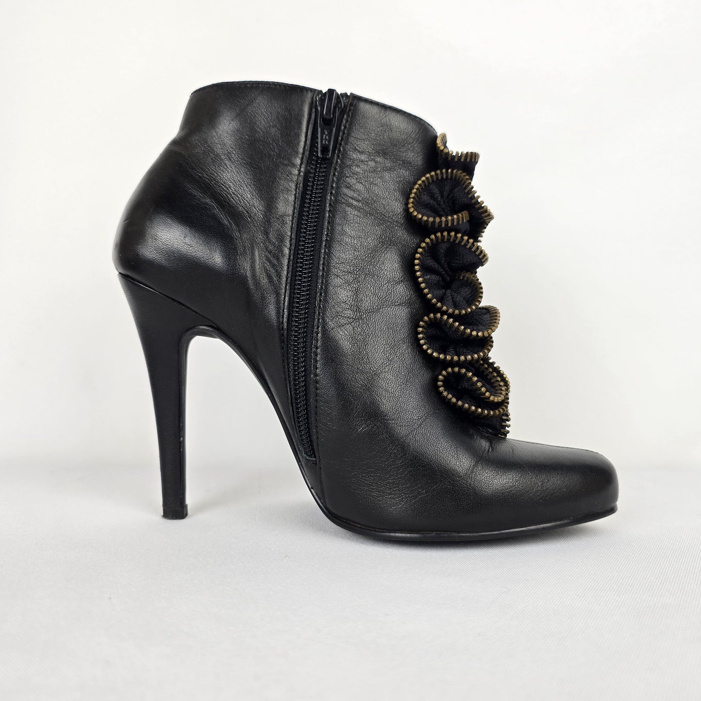 Attitude Stella Black Leather Zipper Ruffle Heeled Boots Size 6