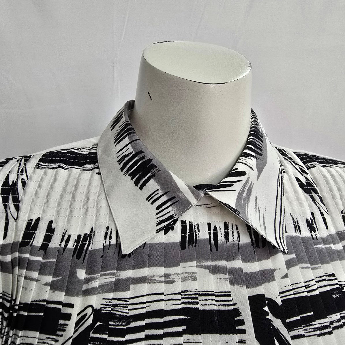 Vintage Maurzia White Stripped Pleated Button Back Blouse Size M/L