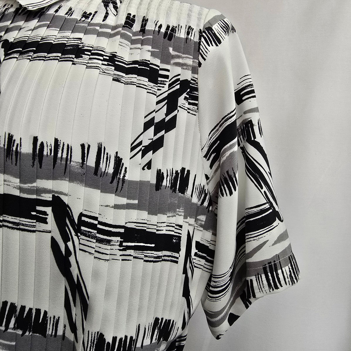 Vintage Maurzia White Stripped Pleated Button Back Blouse Size M/L