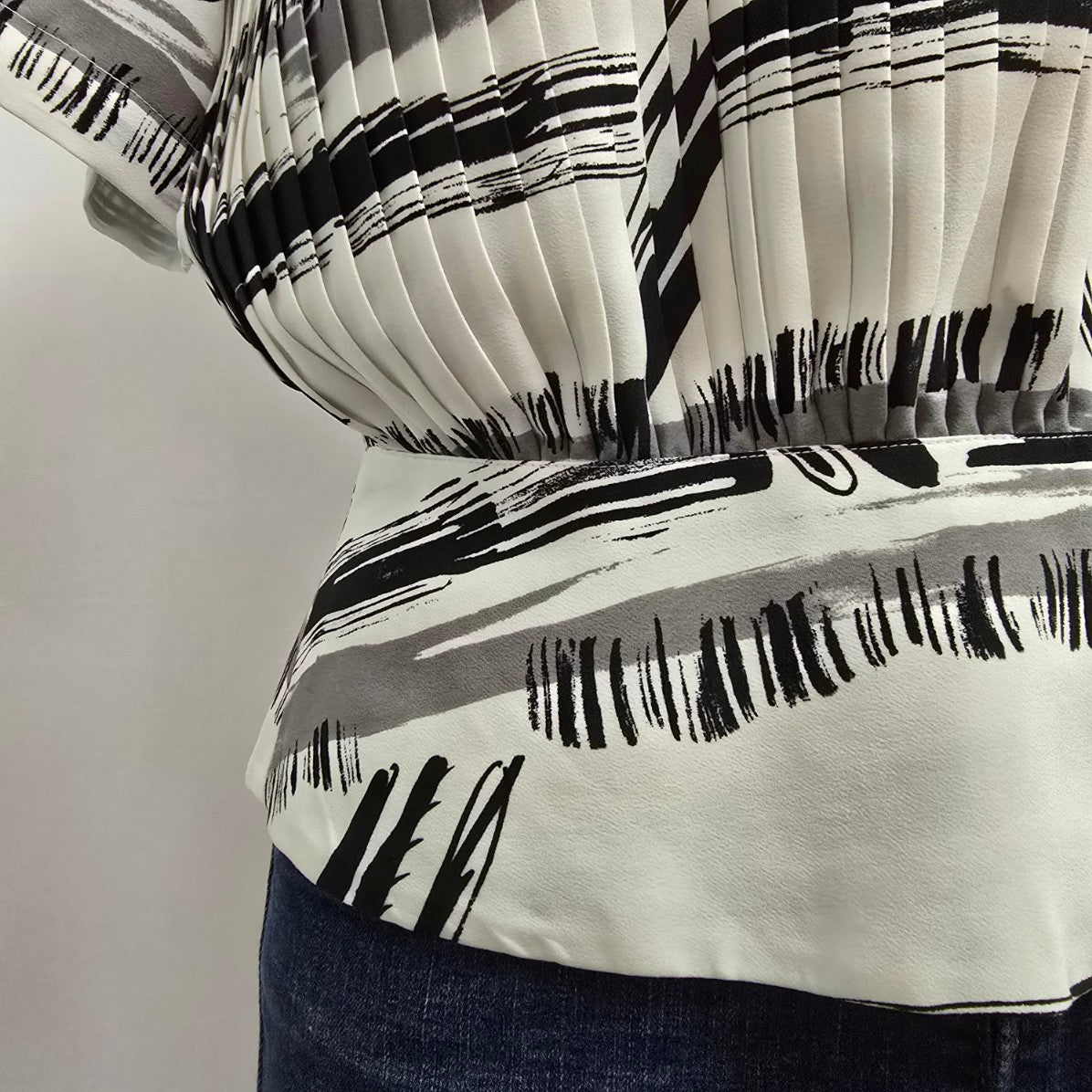 Vintage Maurzia White Stripped Pleated Button Back Blouse Size M/L