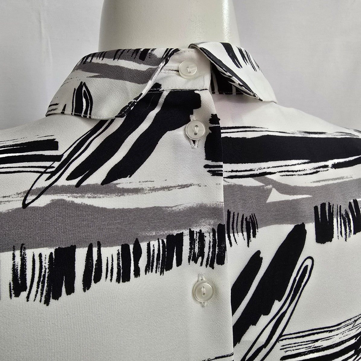 Vintage Maurzia White Stripped Pleated Button Back Blouse Size M/L